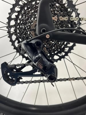 Detail des hinteren Schaltwerks SRAM GX Eagle eines Mountainbikes. Detail des hinteren Schaltwerks SRAM GX Eagle eines Mountainbikes.