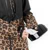 Skibrille mit Leopardenmuster und Riemen mit Tuch.