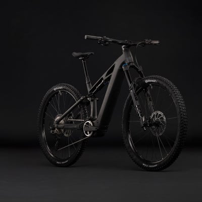 Schwarzes Mountainbike mit Federung und Scheibenbremsen. Schwarzes Mountainbike mit Federung und Scheibenbremsen.