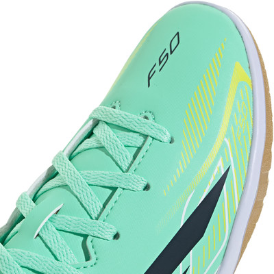 Grüner Adidas F50 Fußballschuh mit grauem Logo und gelben Streifen. Grüner Adidas F50 Fußballschuh mit grauem Logo und gelben Streifen.
