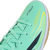 Grüner Adidas F50 Fußballschuh mit grauem Logo und gelben Streifen.