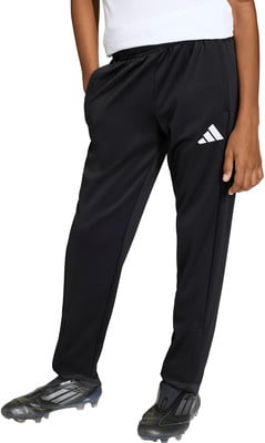Schwarzer Trainingsanzug mit Adidas-Logo und Fußballschuhen.