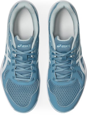 Blaue Asics-Sneaker mit weißem Logo und Schnürsenkeln, von oben. Blaue Asics-Sneaker mit weißem Logo und Schnürsenkeln, von oben.