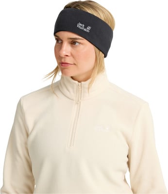 Eine Frau mit einem dunklen Fleece-Stirnband und einem cremefarbenen Fleece-Pullover. Eine Frau mit einem dunklen Fleece-Stirnband und einem cremefarbenen Fleece-Pullover.