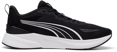 Schwarze Puma Laufschuhe mit weißem Streifen und weißer Sohle. Schwarze Puma Laufschuhe mit weißem Streifen und weißer Sohle.
