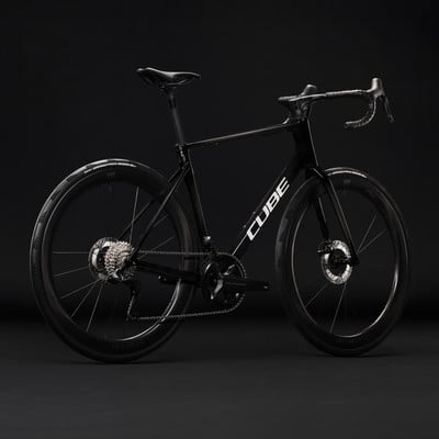 Ein schwarzes Cube Rennrad mit Scheibenbremsen und glänzenden Felgen. Ein schwarzes Cube Rennrad mit Scheibenbremsen und glänzenden Felgen.