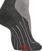 Detail einer dunkelgrauen und hellgrauen Socke mit Streifenmuster und Schriftzug.