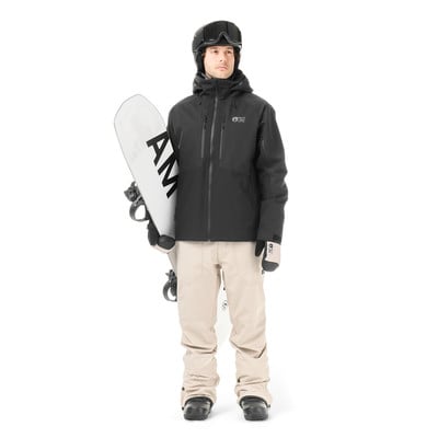 Ein Mann in Skijacke und Hose hält ein Snowboard.
