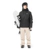 Ein Mann in Skijacke und Hose hält ein Snowboard.