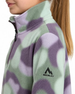 Mädchen in bunter Fleecejacke mit McKinley-Logo auf dem Ärmel. Mädchen in bunter Fleecejacke mit McKinley-Logo auf dem Ärmel.