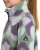Mädchen in bunter Fleecejacke mit McKinley-Logo auf dem Ärmel.