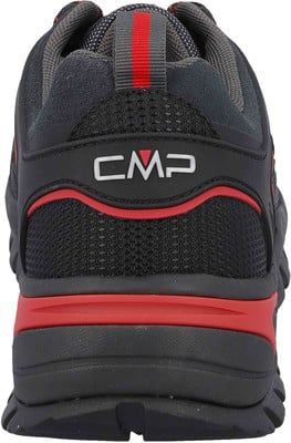 Zadní pohled na černou pánskou trekovou botu CMP s červenými detaily. Zadní pohled na černou pánskou trekovou botu CMP s červenými detaily.
