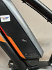 Schwarzer E-Bike-Akkukasten mit orangefarbenem Streifen und Intersport-Aufkleber.