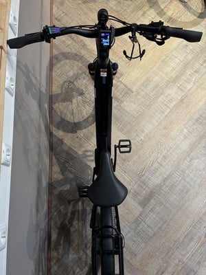 Ein schwarzes E-Bike mit Display am Lenker und gedämpfter Beleuchtung. Ein schwarzes E-Bike mit Display am Lenker und gedämpfter Beleuchtung.