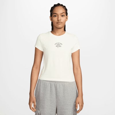 Damen-T-Shirt von Nike in Weiß mit kurzen Ärmeln und Logo auf der Brust. Damen-T-Shirt von Nike in Weiß mit kurzen Ärmeln und Logo auf der Brust.