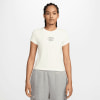 Damen-T-Shirt von Nike in Weiß mit kurzen Ärmeln und Logo auf der Brust.