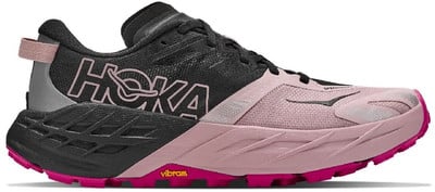 Černá a růžová běžecká obuv Hoka s výrazným logem a Vibram podrážkou. Černá a růžová běžecká obuv Hoka s výrazným logem a Vibram podrážkou.