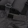 Detail einer Skihose mit Latz, Knopf- und Klettverschluss.