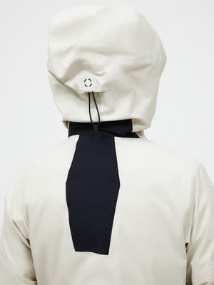 Detail der Rückseite einer Kapuzenjacke mit dunklem Streifen. Detail der Rückseite einer Kapuzenjacke mit dunklem Streifen.
