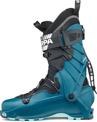 Türkisblauer Skischuh mit schwarzen Riemen und Scarpa-Logo. Türkisblauer Skischuh mit schwarzen Riemen und Scarpa-Logo.