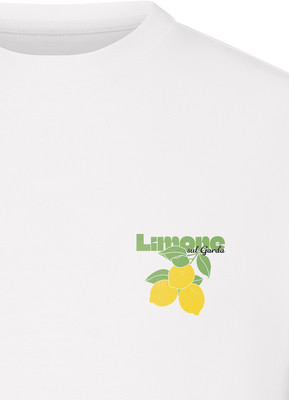 Weißes T-Shirt mit Zitronenprint und Aufschrift Limone sul Garda. Weißes T-Shirt mit Zitronenprint und Aufschrift Limone sul Garda.