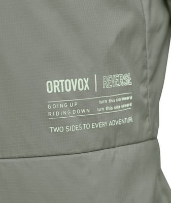 Grauer Stoff mit ORTOVOX REVERSE Schriftzug und Tragehinweisen. Grauer Stoff mit ORTOVOX REVERSE Schriftzug und Tragehinweisen.