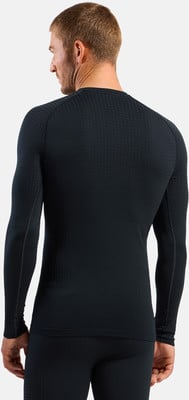 Mann von hinten in schwarzem Langarmshirt mit Muster. Mann von hinten in schwarzem Langarmshirt mit Muster.