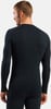 Mann von hinten in schwarzem Langarmshirt mit Muster.