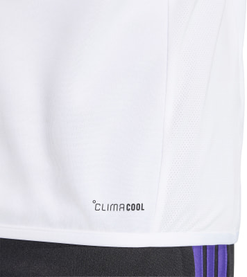 Weißes Sportshirt mit ClimaCool-Technologie zur Schweißableitung. Weißes Sportshirt mit ClimaCool-Technologie zur Schweißableitung.