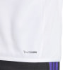 Weißes Sportshirt mit ClimaCool-Technologie zur Schweißableitung.