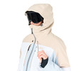Skijacke mit Kapuze und Skibrille auf weißem Hintergrund.