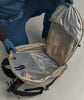 Offener Rucksack mit beige-farbenem Äußeren und grauem Inneren.