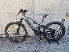Ein E-Mountainbike mit Federung und Scheibenbremsen steht auf einem Ständer.