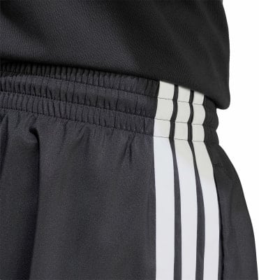 Schwarze Sporthose mit weißen Streifen und Gummizug.