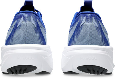 Rückansicht eines Paares blauer Laufschuhe mit weißer Sohle. Rückansicht eines Paares blauer Laufschuhe mit weißer Sohle.