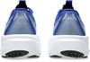 Rückansicht eines Paares blauer Laufschuhe mit weißer Sohle.