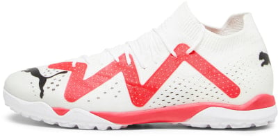 Weißer Puma Fußballschuh mit rotem Muster und schwarzem Logo. Weißer Puma Fußballschuh mit rotem Muster und schwarzem Logo.
