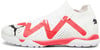 Weißer Puma Fußballschuh mit rotem Muster und schwarzem Logo.