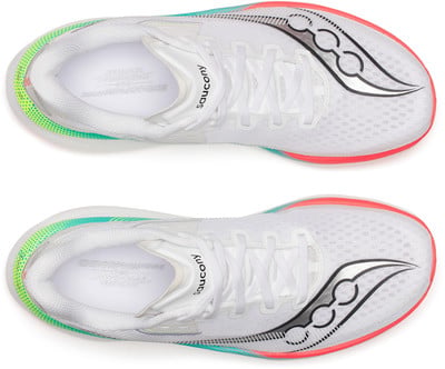Zwei weiße Saucony-Laufschuhe mit bunten Sohlendetails. Zwei weiße Saucony-Laufschuhe mit bunten Sohlendetails.
