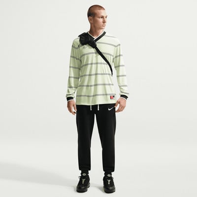 Mann in gestreiftem Langarmshirt und schwarzer Jogginghose Mann in gestreiftem Langarmshirt und schwarzer Jogginghose