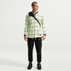 Mann in gestreiftem Langarmshirt und schwarzer Jogginghose