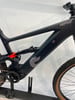 Teil eines schwarzen E-Bikes mit HEPHA-Logo und Dämpfer
