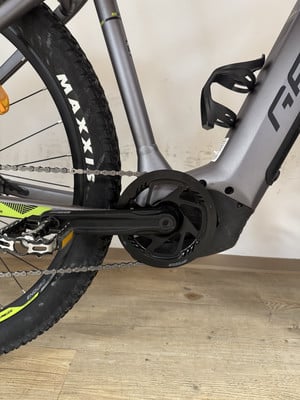 Nahaufnahme eines E-Bikes mit Kette, Kurbel und Maxxis-Reifen. Nahaufnahme eines E-Bikes mit Kette, Kurbel und Maxxis-Reifen.