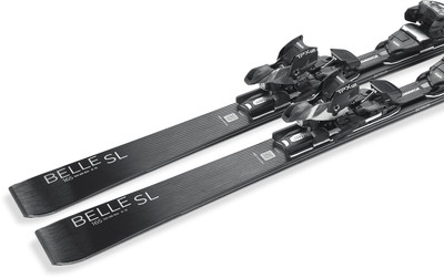 Schwarze Skier mit schwarzer Bindung und Aufschrift BELLE SL. Schwarze Skier mit schwarzer Bindung und Aufschrift BELLE SL.