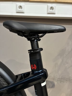 Fahrradsattel mit Logo auf der Sattelstütze. Fahrradsattel mit Logo auf der Sattelstütze.