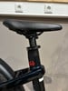 Fahrradsattel mit Logo auf der Sattelstütze.