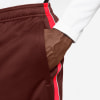 Detail einer Jogginghose mit Tasche und Seitenstreifen.