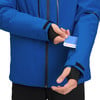 Ein Mann zieht eine Karte aus einer Ärmeltasche einer blauen Jacke.