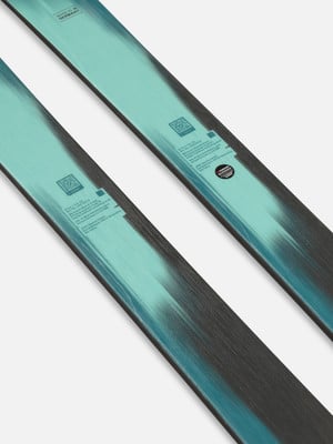 Zwei Skier mit türkisfarbenem und schwarzem Design auf hellem Hintergrund. Zwei Skier mit türkisfarbenem und schwarzem Design auf hellem Hintergrund.