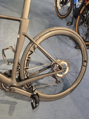 Hinterrad eines dunklen Fahrrads mit Scheibenbremse und Pedal. Hinterrad eines dunklen Fahrrads mit Scheibenbremse und Pedal.